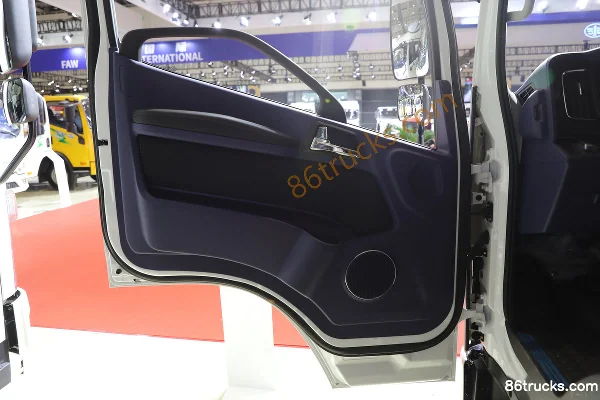 FAW Jiefang Tiger 6G 4.5T single-row pure electric refrigerated truck 131.98kWh 4X2(6 wheels) Cab (2) | 86Trucks