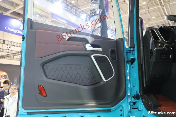 FAW Jiefang Qingdao Yingtu Business Class Free Edition 13.2L Diesel 620 hp 6X4(10 wheels) FAW Jiefang 12-speed AMT Automatic Tractor Truck C