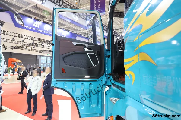 FAW Jiefang Qingdao Yingtu Business Class Free Edition 13.2L Diesel 620 hp 6X4(10 wheels) FAW Jiefang 12-speed AMT Automatic Tractor Truck C
