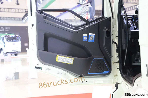 FAW Jiefang J6L 4X2(6 wheels) Pure Electric Washing and Sweeping Truck (Zoomlion Brand) Cab (2) | 86Trucks