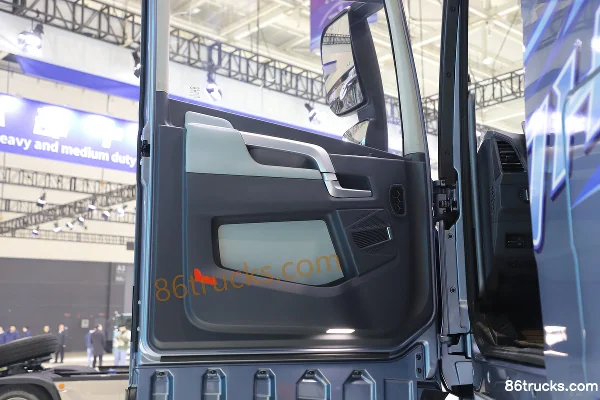 FAW Jiefang Qingdao New JH6 600hp 8X4(12 roues) 9.5m AMT automatic gearbox fence van truck Cabine (2) | 86Trucks