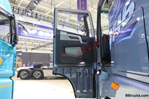 FAW Jiefang Qingdao New JH6 600hp 8X4(12 roues) 9.5m AMT automatic gearbox fence van truck Cabine (1) | 86Trucks