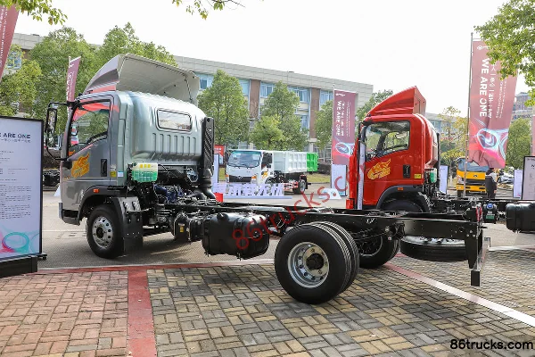 Sinotruk Pioneer M3 2.5L Diesel 175hp 4X2(6 wheels) Fast Gear 8-Speed 4.15m Single Row Flatbed Light Truck Exterior (3) | 86Trucks