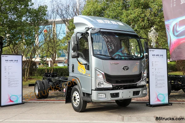 Sinotruk Pioneer M3 2.5L Diesel 175hp 4X2(6 wheels) Fast Gear 8-Speed 4.15m Single Row Flatbed Light Truck Exterior