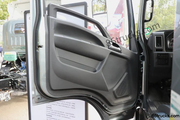 Sinotruk Pioneer M3 2.5L Diesel 175hp 4X2(6 wheels) Fast Gear 8-Speed 4.15m Single Row Flatbed Light Truck Cab (2) | 86Trucks