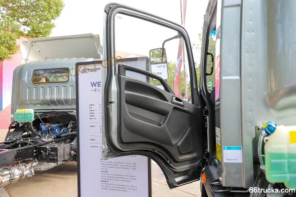 Sinotruk Pioneer M3 2.5L Diesel 175hp 4X2(6 wheels) Fast Gear 8-Speed 4.15m Single Row Flatbed Light Truck Cab (1) | 86Trucks