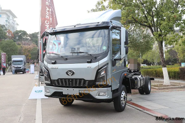 Sinotruk Niu Qi Chong Tian MAX 180 hp 4X2(6 wheels) 4.15m Single Row Flatbed Light Truck Exterior (3) | 86Trucks