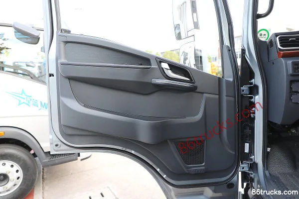 Sinotruk Niu Qi Chong Tian MAX 180 hp 4X2(6 wheels) 4.15m Single Row Flatbed Light Truck Cab (2) | 86Trucks
