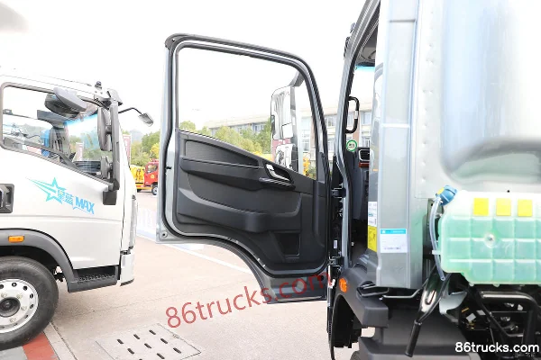 Sinotruk Niu Qi Chong Tian MAX 180 hp 4X2(6 wheels) 4.15m Single Row Flatbed Light Truck Cab (1) | 86Trucks