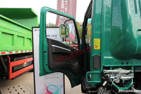 Sinotruk Yongshi M1 2.5L Diesel 160hp 4X4(6 wheels) Fast Gear 8-speed 3.85m Single-row Off-road Flatbed Light Truck Cab (2) | 86Trucks