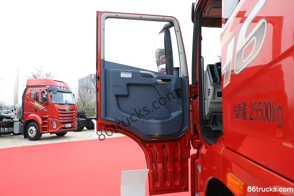 FAW Jiefang Qingdao JH6 350hp 6X2(8 wheels) 9.4m explosive transport truck (Baijie brand) Cab (1) | 86Trucks