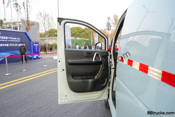 Dongfeng Ruilida V8E 2-seat 5.27m pure electric enclosed van CALB 41.86kWh Cab (1) | 86Trucks