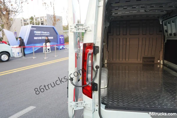 Dongfeng Ruilida V8E 2-seat 5.27m pure electric enclosed van CALB 41.86kWh Cargo Box (3) | 86Trucks