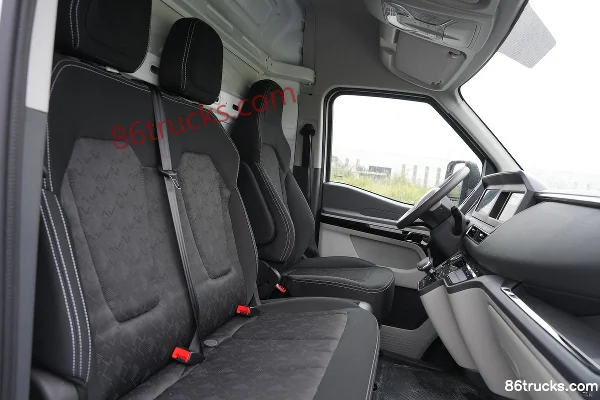 Sinotruk Xianfengguan V modèle 2024 140 ch 2,0T diesel 3 places automatique fourgon fermé empattement moyen toit moyen Cabine (3) | 86Trucks