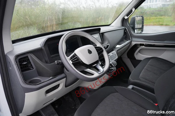 Sinotruk Xianfengguan V modèle 2024 140 ch 2,0T diesel 3 places automatique fourgon fermé empattement moyen toit moyen Cabine (1) | 86Trucks