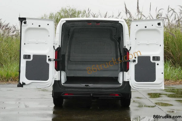Sinotruk Xianfengguan V modèle 2024 140 ch 2,0T diesel 3 places automatique fourgon fermé empattement moyen toit moyen Caisse (1) | 86Trucks