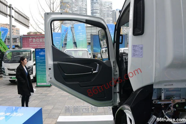 Feidi Mantianfei 4.5T 4.18m Single Cab Plug-in Hybrid Range-Extender Cargo Van 100.96kWh 4X2(6 wheels) Interior (2) | 86Trucks