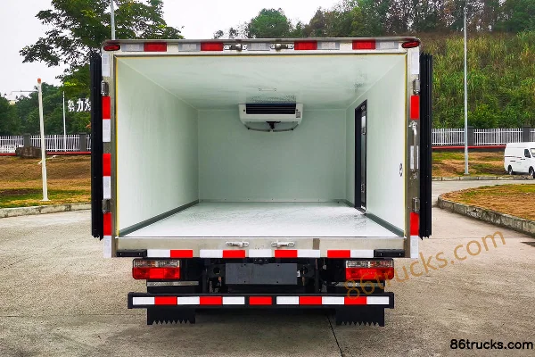 Dongfeng EV200 4.5T 3.8m Single Row Electric Refrigerated Truck (Zhongyidi Brand) 66.84kWh 4X2(6 wheels) Cab (1) | 86Trucks