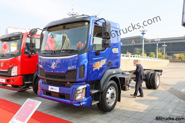 Dongfeng M3V 4.3L Diesel 240 hp 4X2(6 wheels) Fast Gear 8-Speed 7.8m Van Cargo Truck Exterior (3) | 86Trucks
