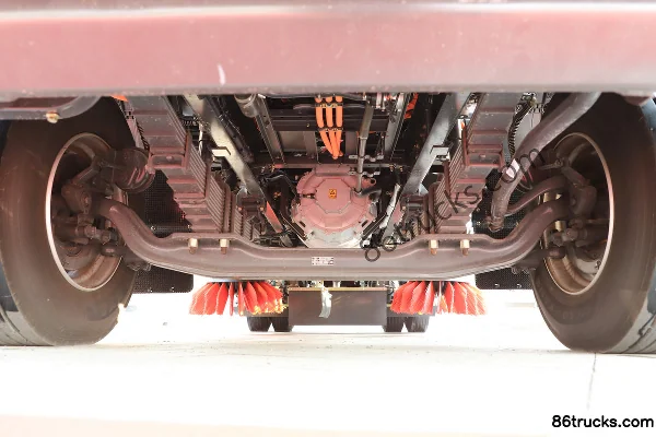 Dongfeng Liuqi Chenglong M3 4X2(6 wheels) Electric Sweeper Truck (Fulong Continental) CATL 281.92kWh Chassis (1) | 86Trucks