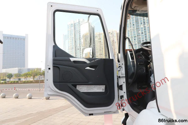 Dongfeng Liuqi Chenglong M3 4X2(6 wheels) Electric Sweeper Truck (Fulong Continental) CATL 281.92kWh Cab (1) | 86Trucks