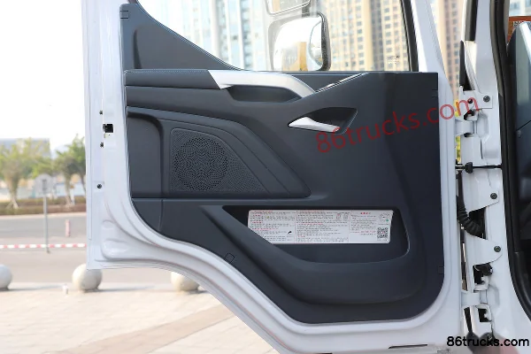 Dongfeng Liuqi Chenglong M3 4X2(6 wheels) Electric Sweeper Truck (Fulong Continental) CATL 281.92kWh Cab (2) | 86Trucks