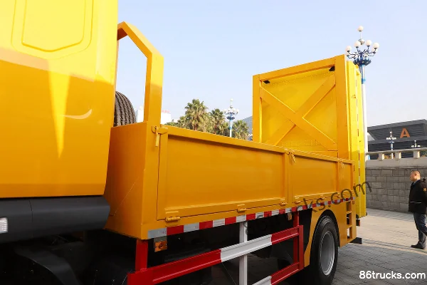 Dongfeng L3 200 hp 4X2(6 wheels) Crash Cushion Truck (Yanlong Brand) Body (1) | 86Trucks
