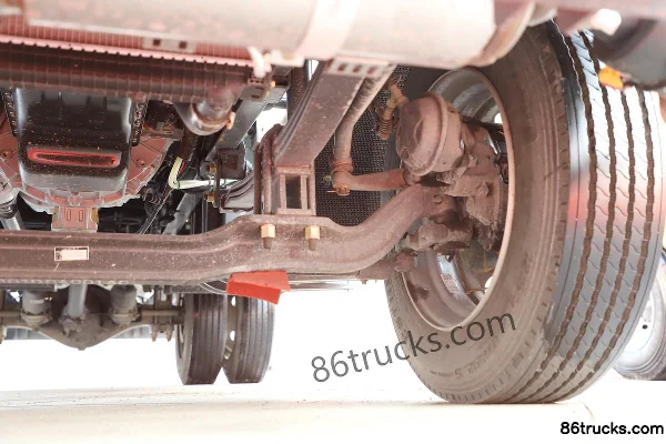 Dongfeng L2 170 hp 4X2(6 wheels) Fuel Tanker Truck (Zhuanwei Brand) Chassis (3) | 86Trucks