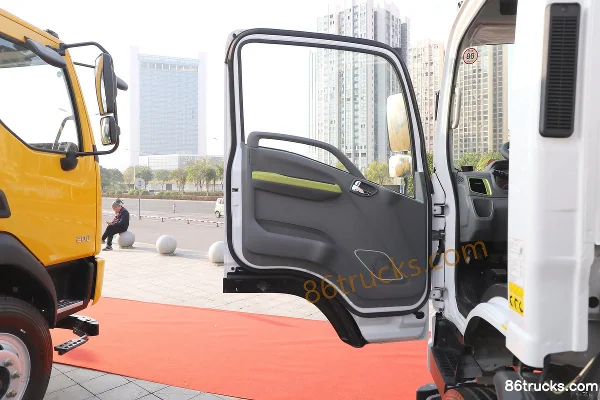 Dongfeng L2 170 hp 4X2(6 wheels) Fuel Tanker Truck (Zhuanwei Brand) Cab (1) | 86Trucks