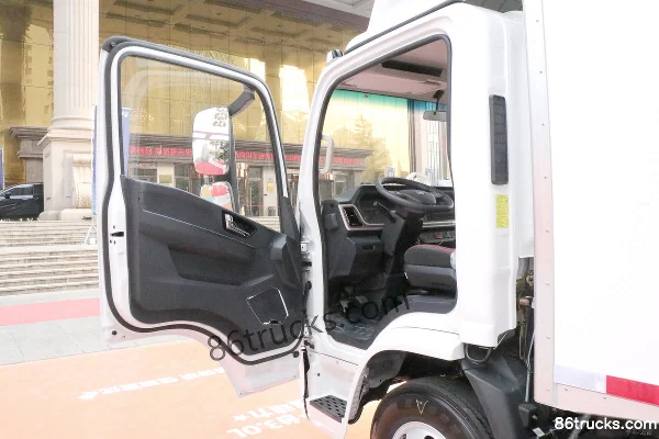 SHACMAN Commercial Vehicle Delong G300 200 hp 4X2(6 wheels) Diesel Fast Gear 8-speed 4.06m Refrigerated Truck Cab (1) | 86Trucks