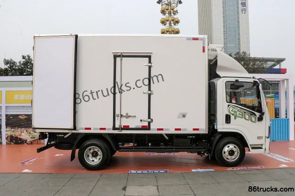 SHACMAN Commercial Vehicle Delong G300 200 hp 4X2(6 wheels) Diesel Fast Gear 8-speed 4.06m Refrigerated Truck Exterior (3) | 86Trucks
