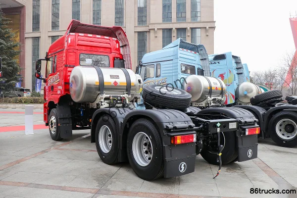 SHACMAN Commercial Vehicle Deyu Q300S 14.8L LNG 540 hp 6X4(10 wheels) Fast Gear 12-speed High Roof Double Sleeper Tractor Truck Exterior (3)