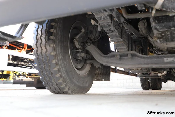 Dongfeng Liuqi Chenglong H5 270 hp 6X4(10 wheels) 8.45m Truck-Mounted Crane Transport Truck Chassis (2) | 86Trucks