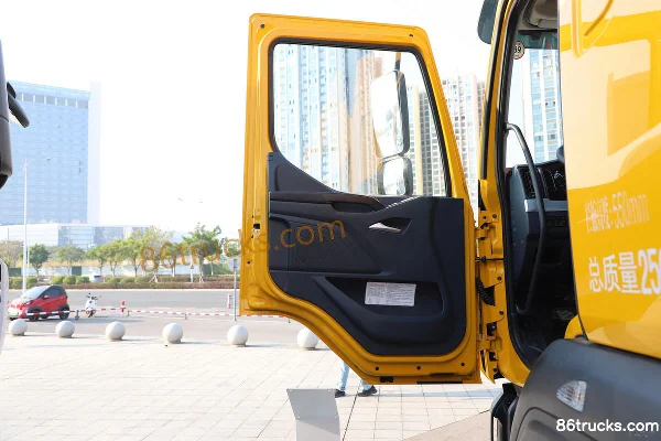 Dongfeng Liuqi Chenglong H5 270 hp 6X4(10 wheels) 8.45m Truck-Mounted Crane Transport Truck Cab (1) | 86Trucks
