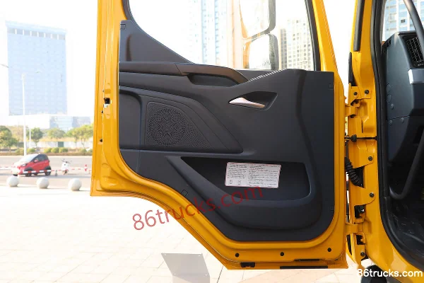 Dongfeng Liuqi Chenglong H5 270 hp 6X4(10 wheels) 8.45m Truck-Mounted Crane Transport Truck Cab (2) | 86Trucks