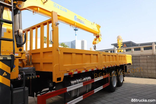 Dongfeng Liuqi Chenglong H5 270 hp 6X4(10 wheels) 8.45m Truck-Mounted Crane Transport Truck Body (1) | 86Trucks