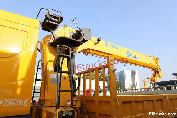 Dongfeng Liuqi Chenglong H5 270 hp 6X4(10 wheels) 8.45m Truck-Mounted Crane Transport Truck Body (2) | 86Trucks
