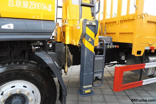 Dongfeng Liuqi Chenglong H5 270 hp 6X4(10 wheels) 8.45m Truck-Mounted Crane Transport Truck Body (3) | 86Trucks