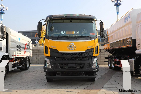 Dongfeng Liuqi Chenglong H5 270 hp 6X4(10 wheels) 8.45m Truck-Mounted Crane Transport Truck Exterior (2) | 86Trucks