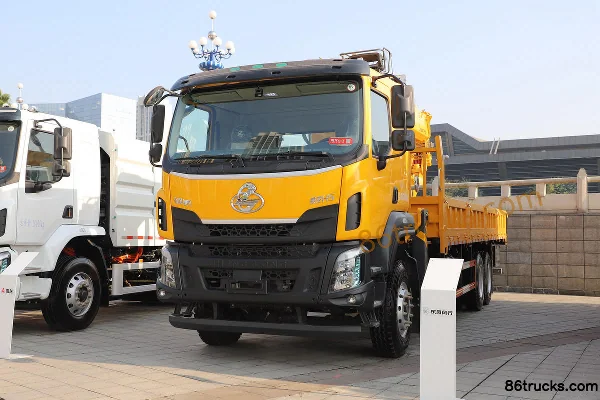 Dongfeng Liuqi Chenglong H5 270 hp 6X4(10 wheels) 8.45m Truck-Mounted Crane Transport Truck Exterior (3) | 86Trucks