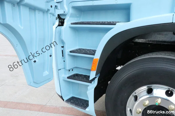 SHACMAN Commercial Vehicle Yan'an S700 630 hp 6X4(10 wheels) Eaton 12-speed AMT Automatic LNG Tractor Truck Cab (2) | 86Trucks