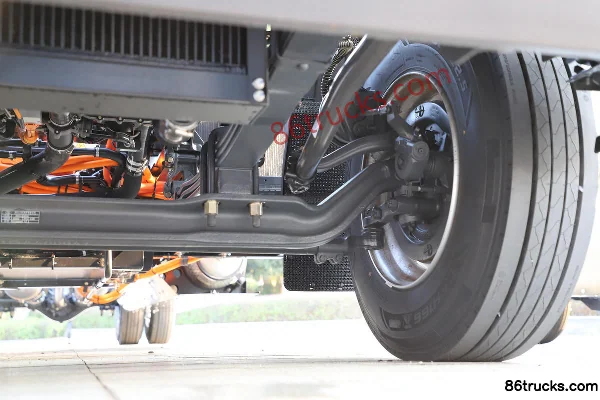 Dongfeng Liuqi Chenglong H5 320hp 4X2(6 wheels) 9.7m AMT automatic transmission wing-opening van cargo truck Chassis (3) | 86Trucks