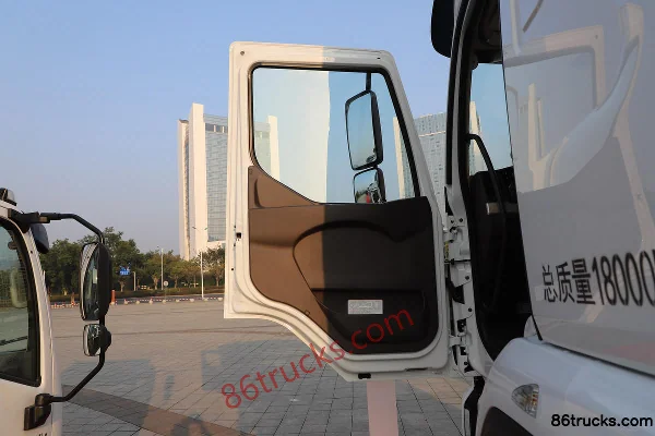 Dongfeng Liuqi Chenglong H5 320hp 4X2(6 wheels) 9.7m AMT automatic transmission wing-opening van cargo truck Cab (1) | 86Trucks