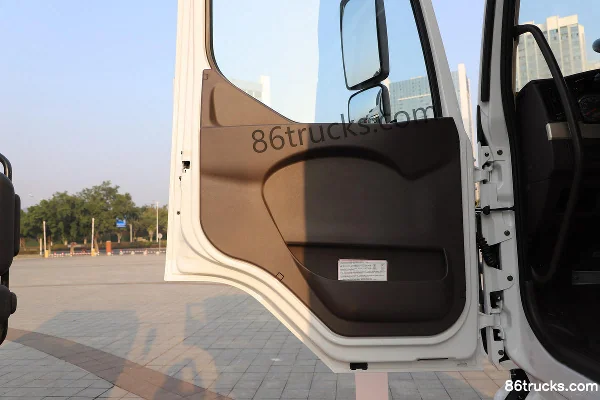 Dongfeng Liuqi Chenglong H5 320hp 4X2(6 wheels) 9.7m AMT automatic transmission wing-opening van cargo truck Cab (2) | 86Trucks