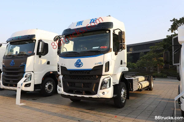 Dongfeng Liuqi Chenglong H5 320hp 4X2(6 wheels) 9.7m AMT automatic transmission wing-opening van cargo truck Exterior (3) | 86Trucks