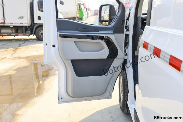 Sinotruk Pioneer V 2024 Model 140 hp 2.0T Diesel 3-Seat Medium Wheelbase Medium Roof Panel Van Cab (2) | 86Trucks
