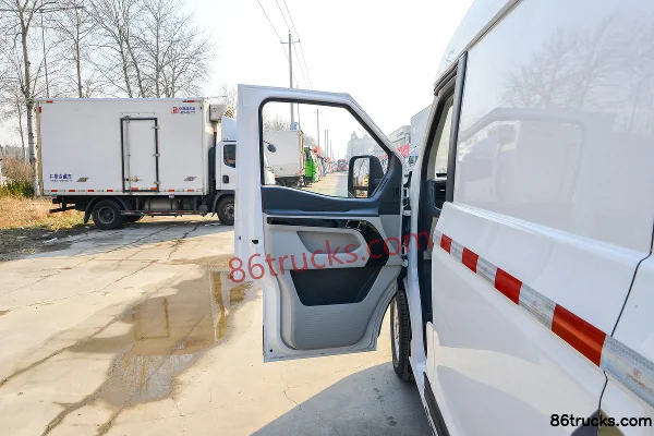 Sinotruk Pioneer V 2024 Model 140 hp 2.0T Diesel 3-Seat Medium Wheelbase Medium Roof Panel Van Cab (1) | 86Trucks