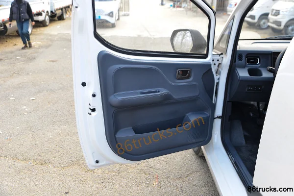 Yufeng Auto Gold Cargo 3T 6-seat 5.43m pure electric light bus 53.58kWh Cab (2) | 86Trucks