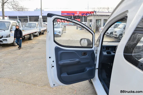 Yufeng Auto Gold Cargo 3T 6-seat 5.43m pure electric light bus 53.58kWh Cab (1) | 86Trucks