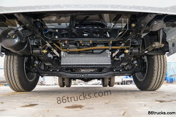 Dongfeng T6 2L 127 hp 4X2(6 wheels) CNG 4.005m Single Row Flatbed Light Truck Chassis (1) | 86Trucks